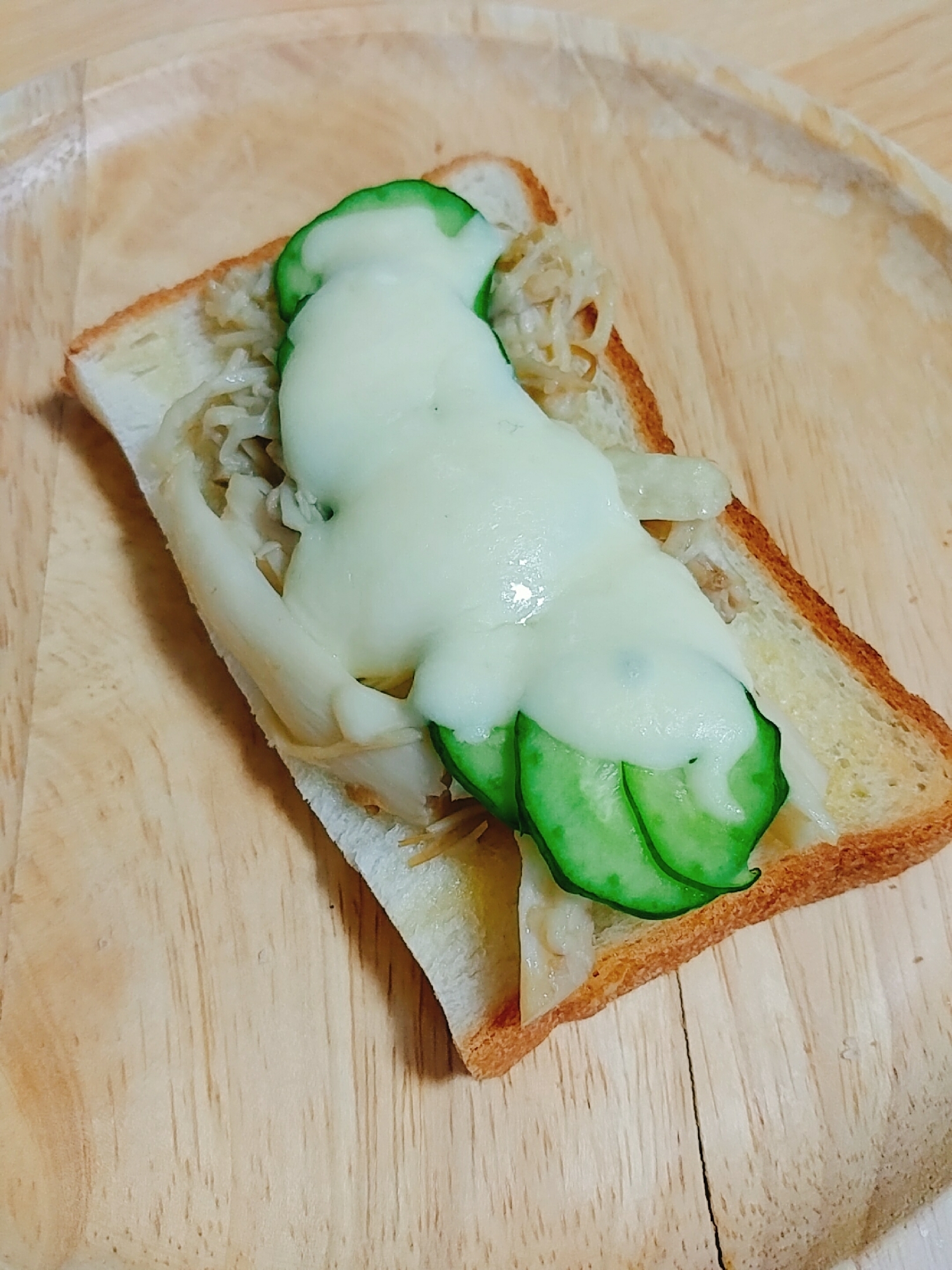 きのこのバター炒めときゅうりのチーズトースト