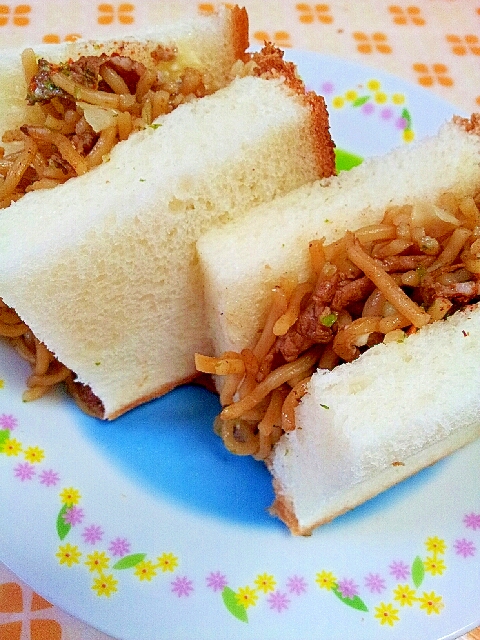 ✿残った焼きそばでピリ辛なサンドイッチ❤