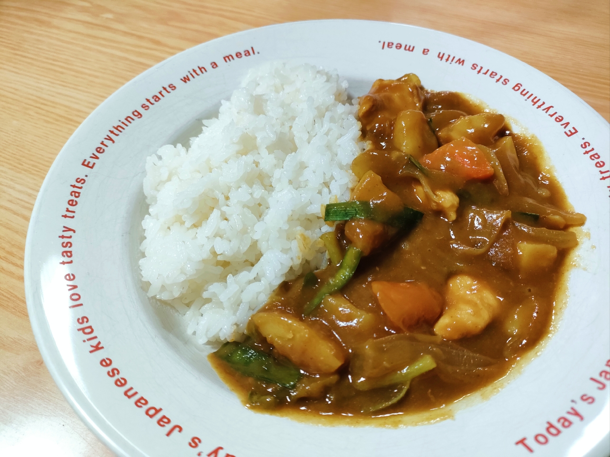 新じゃがと新玉ねぎで☆ニラ入りチキンカレー