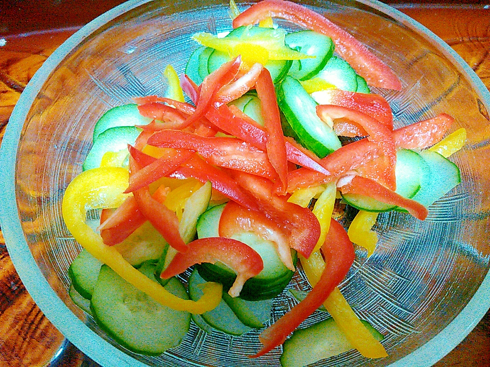 キュウリとパプリカの緑・黄・赤サラダ