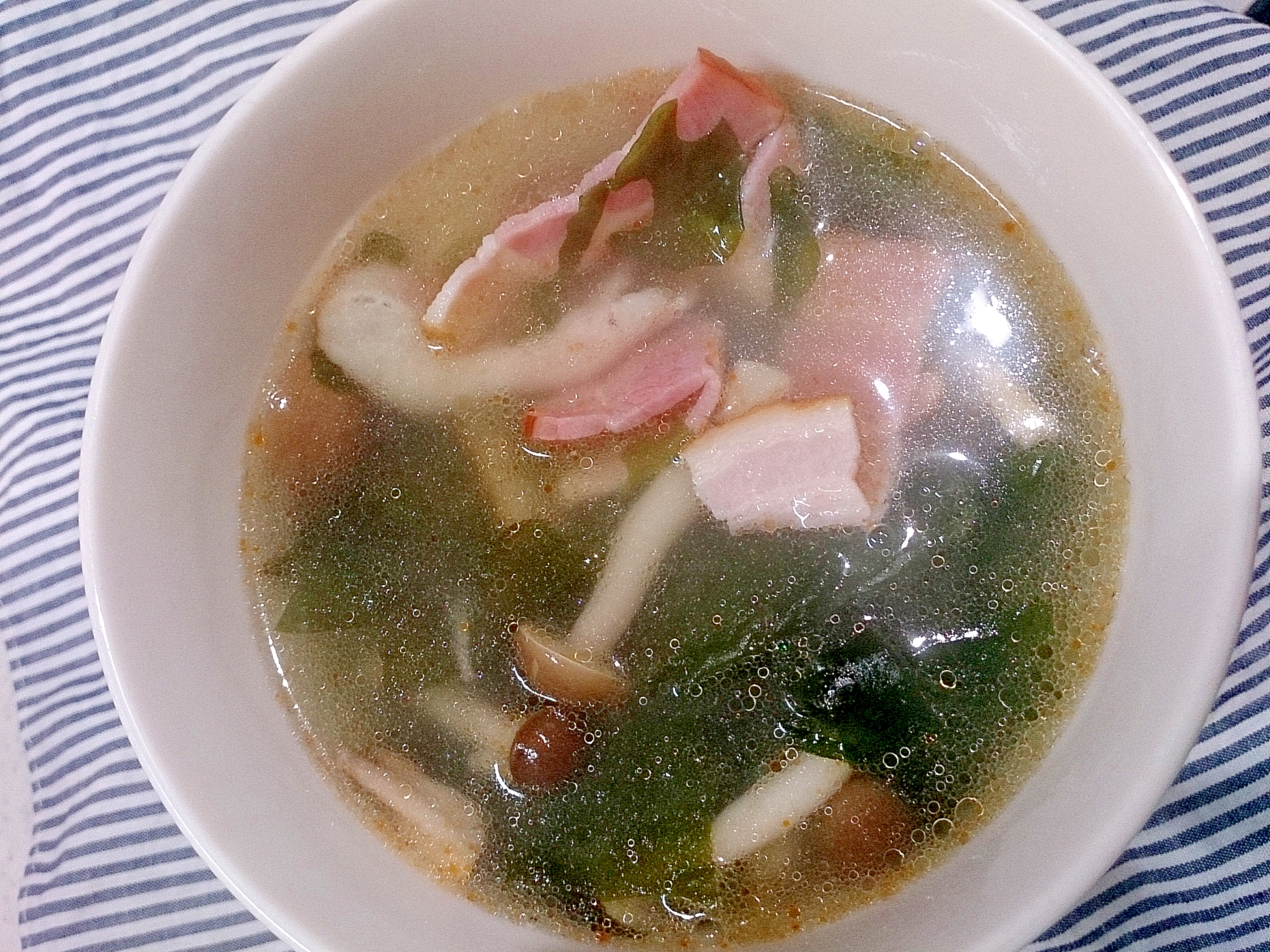 塩蔵わかめとベーコンときのこの中華スープ