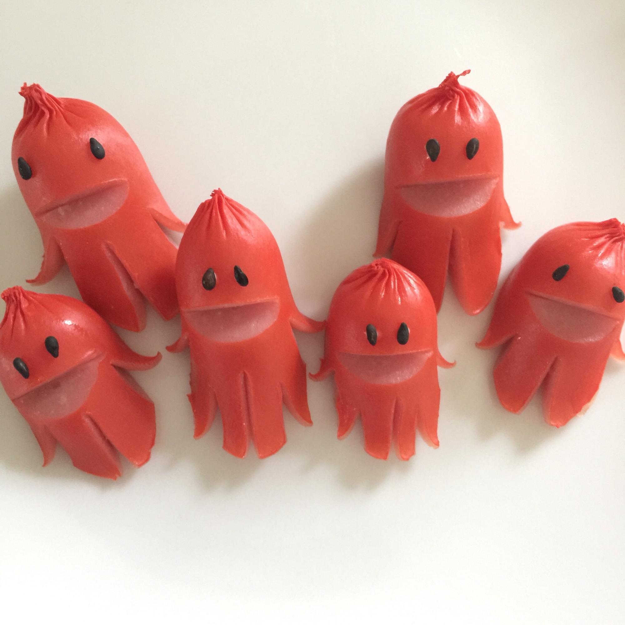 白い皿に並んだにっこりタコさん