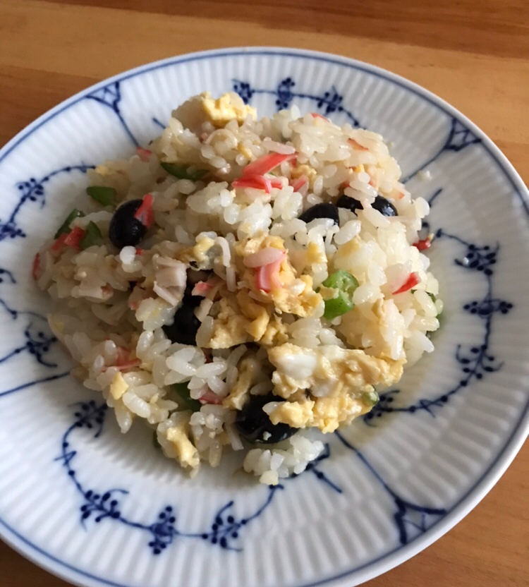 黒豆とカニカマ、ししとうのチャーハン