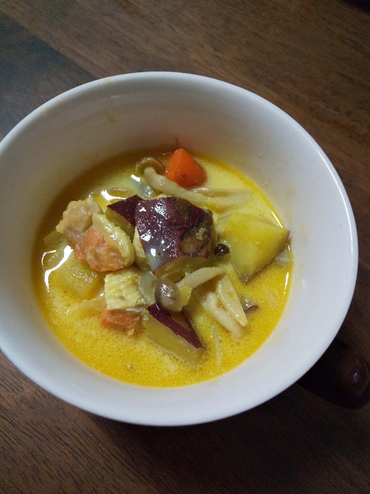 ほくほくさつまいもと鮭でカレー風味のスープ