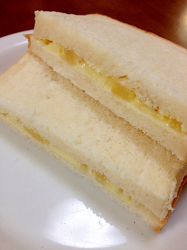 煮りんごとカスタードクリームサンドイッチ