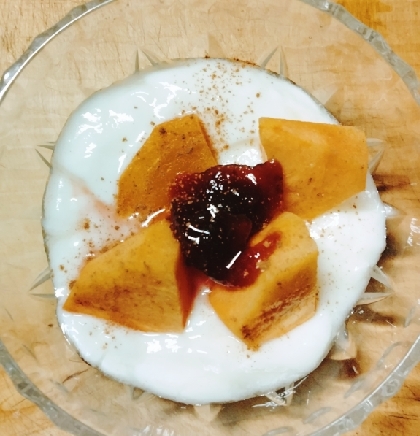 シナモン香る☆柿＆ジャムのデザートヨーグルト♪