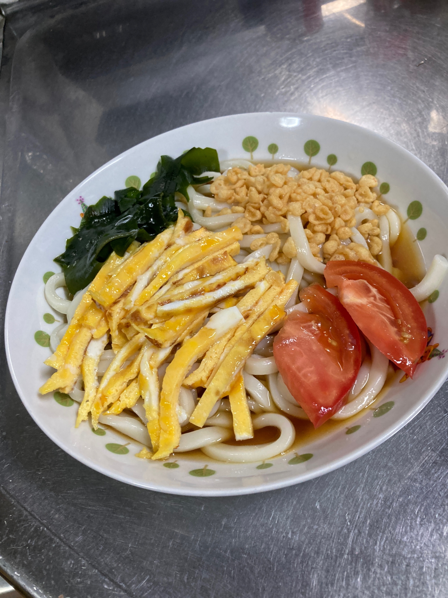 冷やしたぬき、ワカメ、卵、トマトうどん