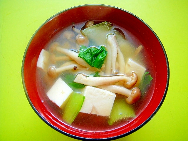 豆腐とチンゲン菜しめじの醤油汁