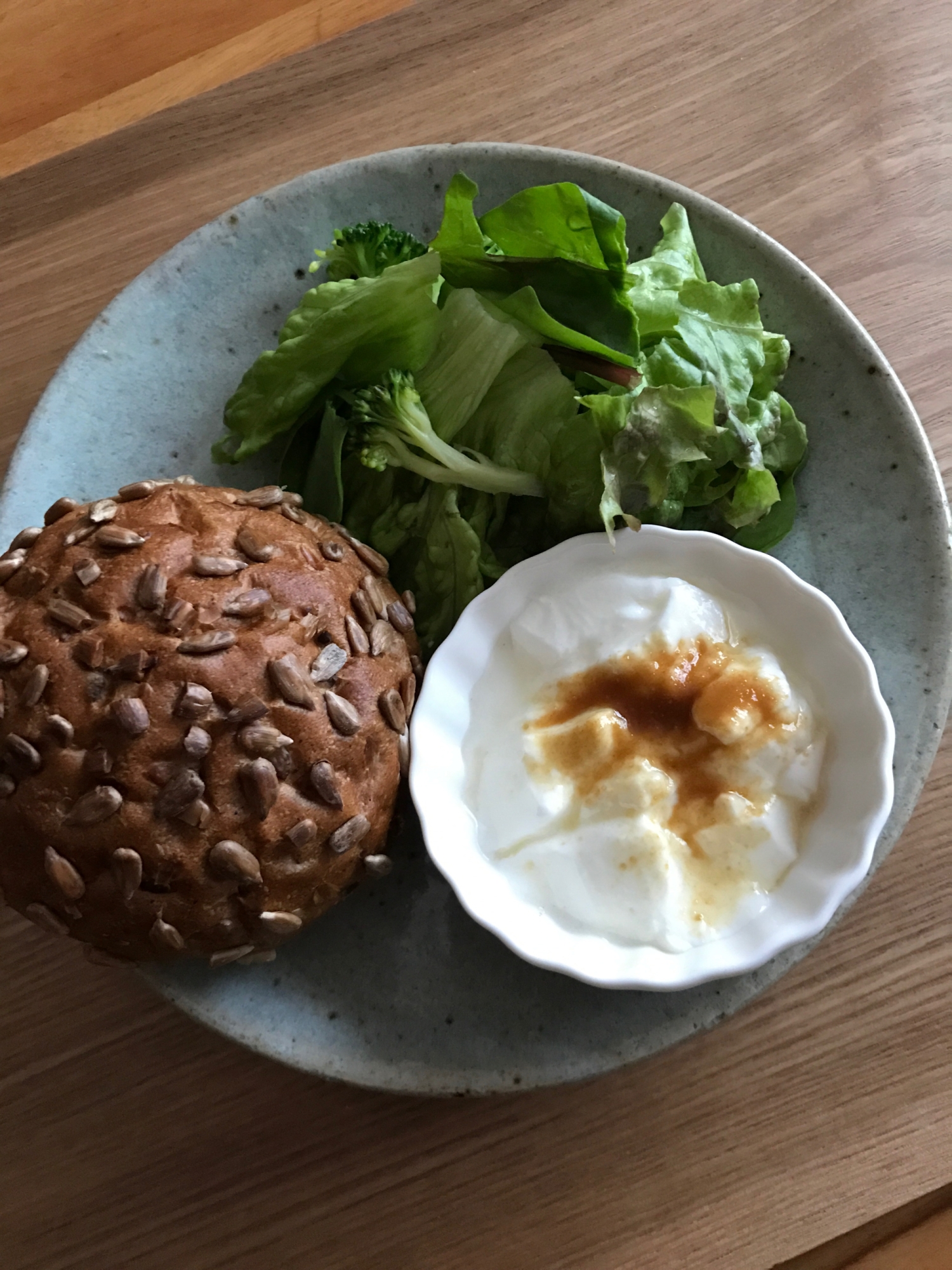 ひまわりパンとヨーグルト、サラダの朝ごはん