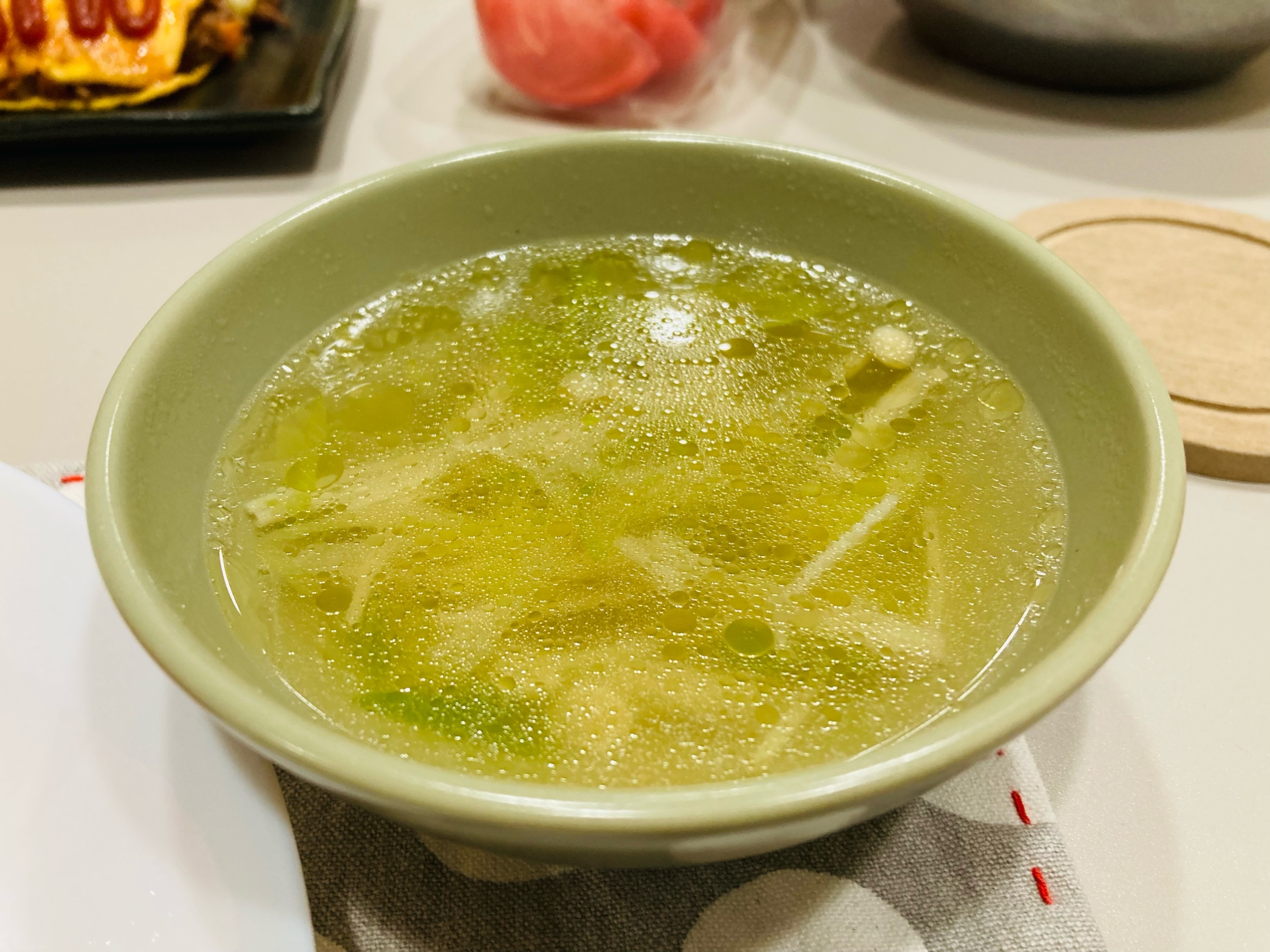 鶏肉を炒めた油で！旨みたっぷりスープ