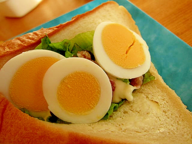 茹で卵とマヨネーズ生ハムサンド
