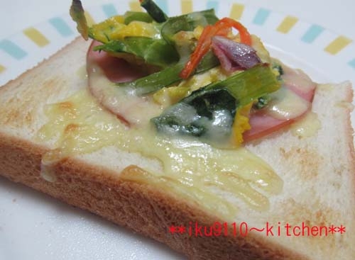 小松菜ハムチーズのオープントースト