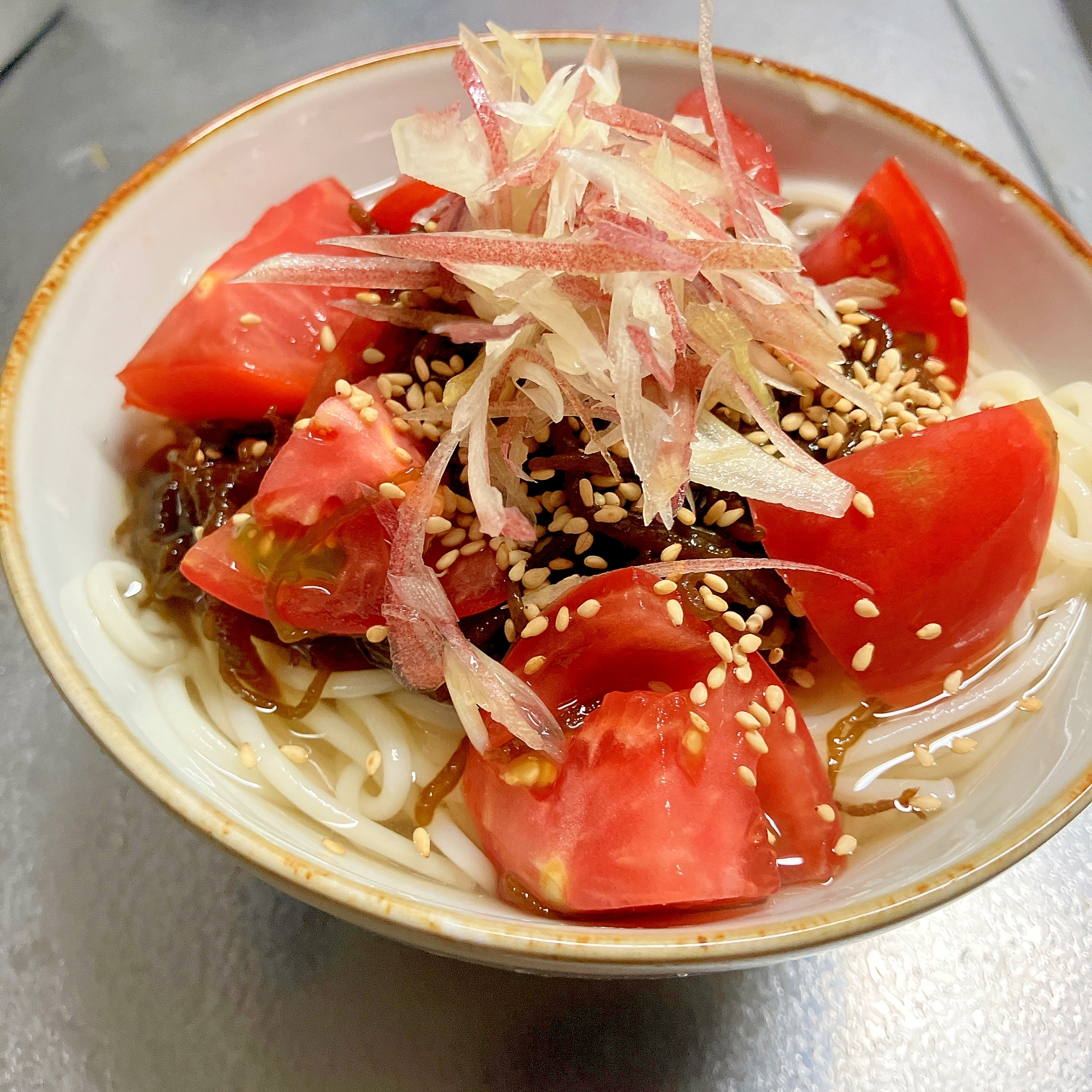 夏に食べたい♪トマトもずく饂飩