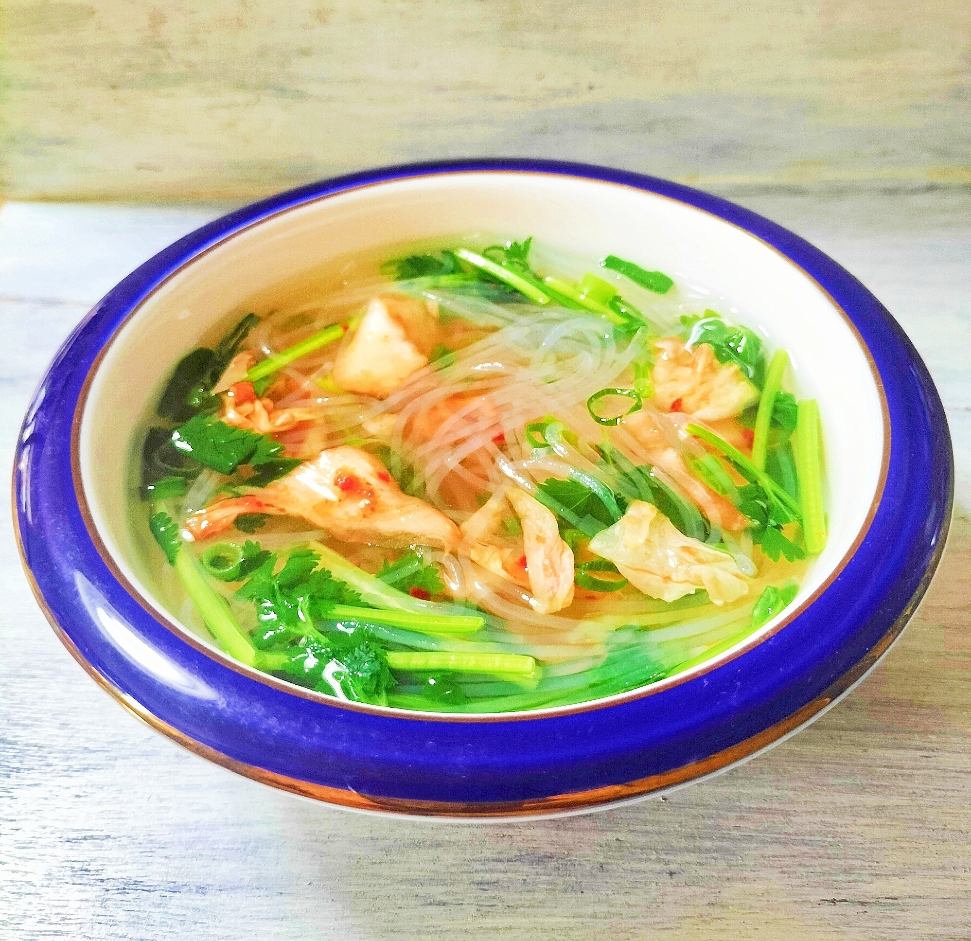 キャンプ飯✨春雨とパクチーのキムチスープ