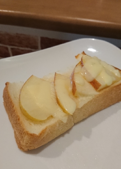 りんごときな粉とチーズのトースト