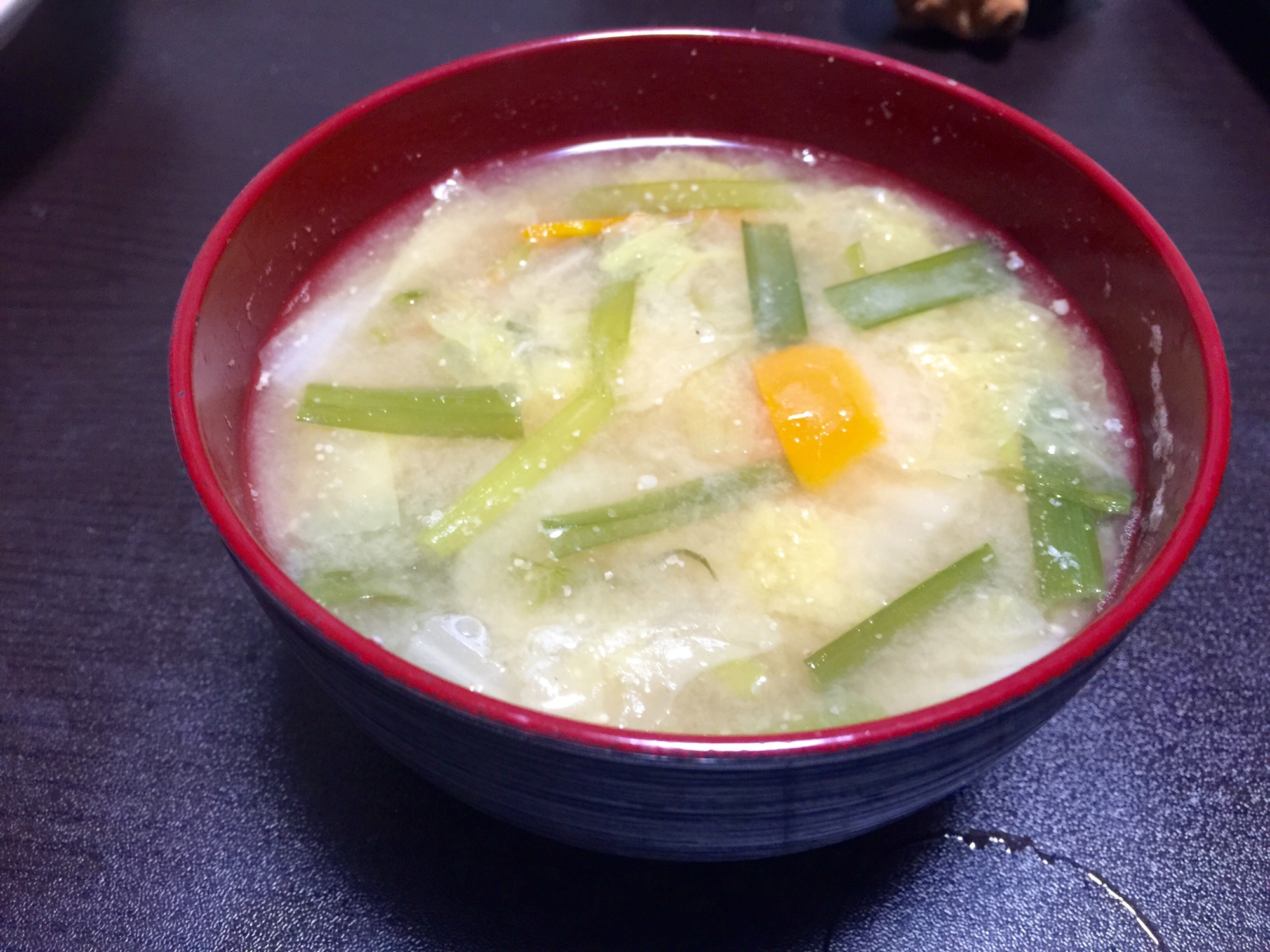 野菜たっぷり☆白菜とニラのごまみそスープ