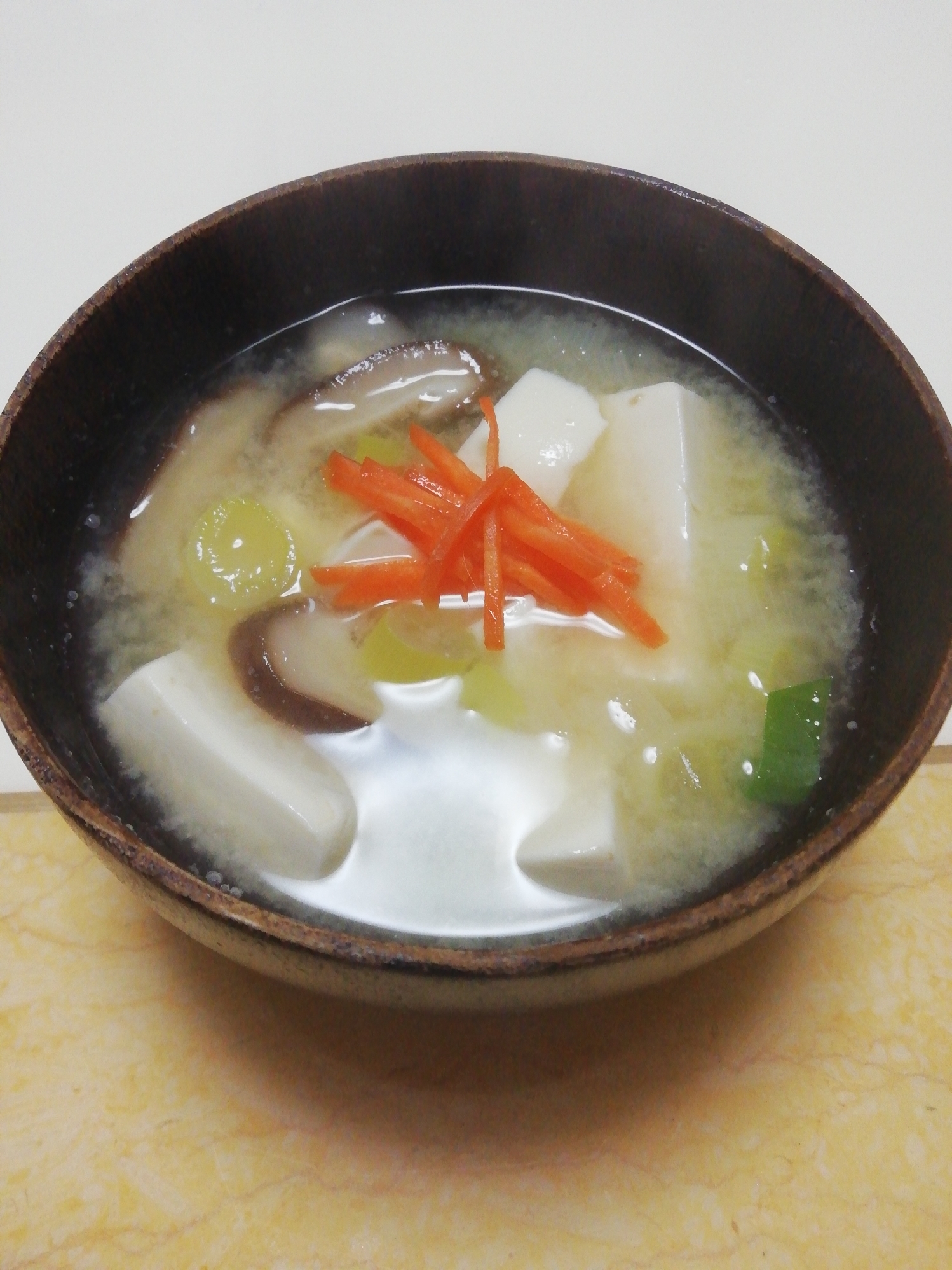 豆腐と長ねぎとしいたけの糀味噌汁