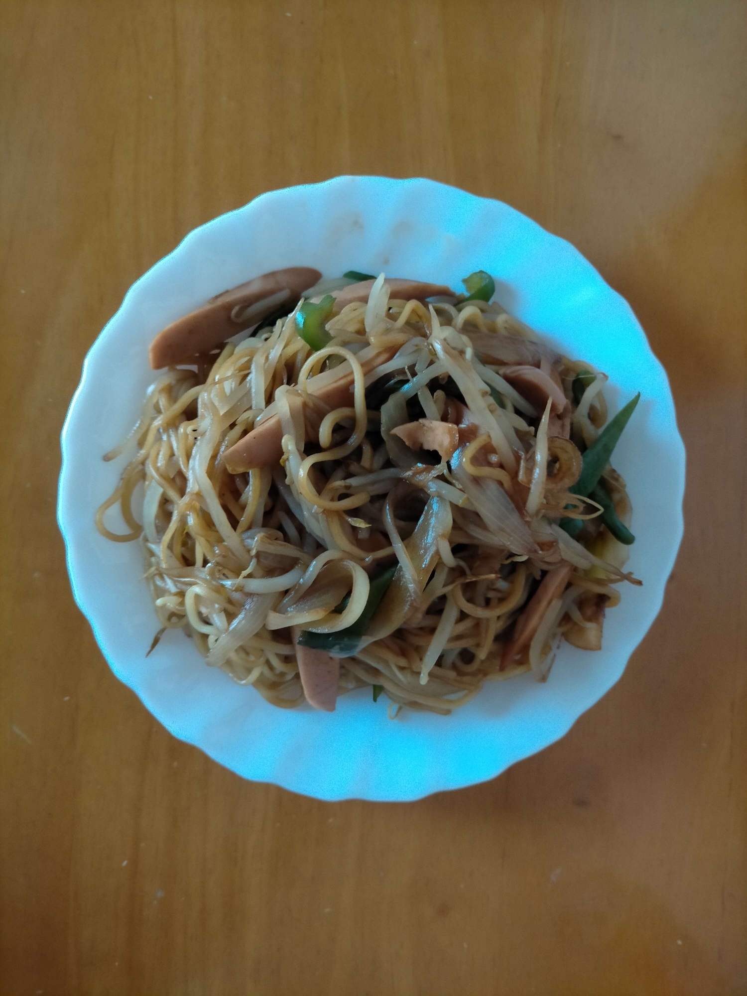 もやしと魚肉ソーセージと玉ねぎとピーマンの焼きそば