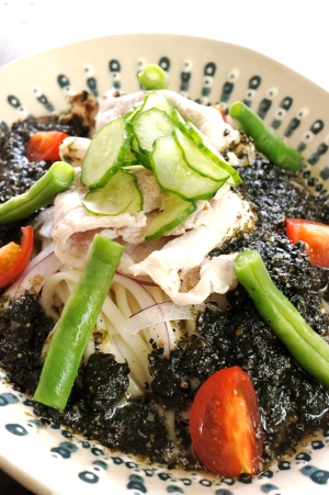 海苔と黒ごまの真っ黒お出汁で♪冷やしうどん