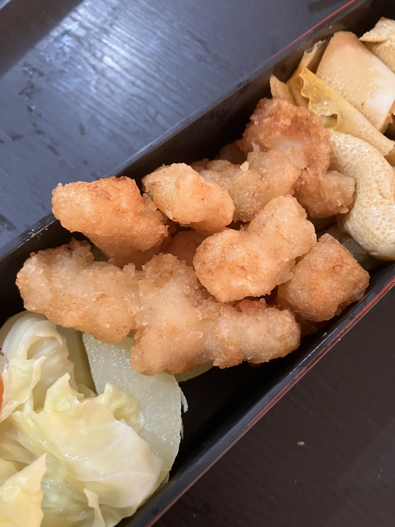 お弁当に冷凍のイカの唐揚げ