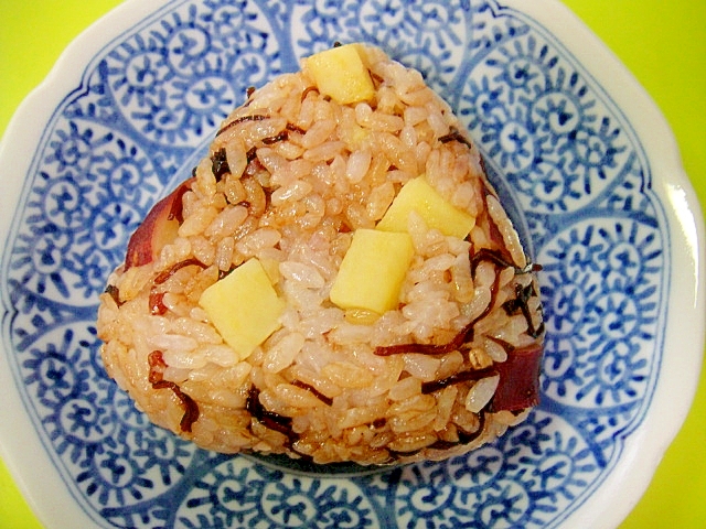 さつまいもと昆布佃煮の雑穀おにぎり