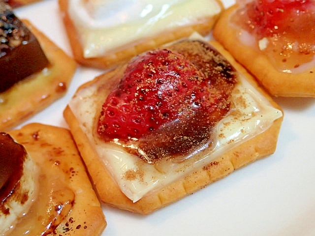 チーズと苺のシナモン香る焼きクラッカー