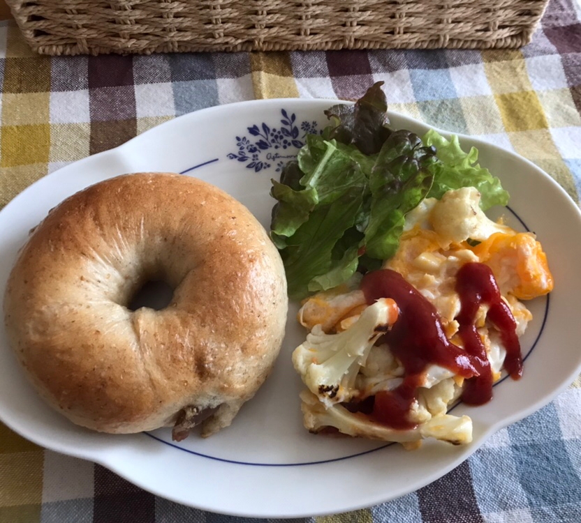 ベーグルとカリフラワー卵炒めの朝ごはん