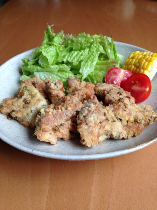 白いお皿に盛り付けられたトマト、とうもろこし、レタス、豚こま肉の磯辺天