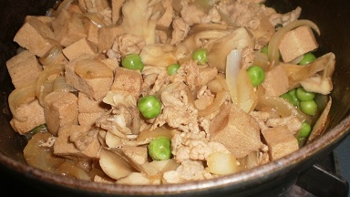 豚こま切れ肉の高野豆腐と野菜での赤味噌煮