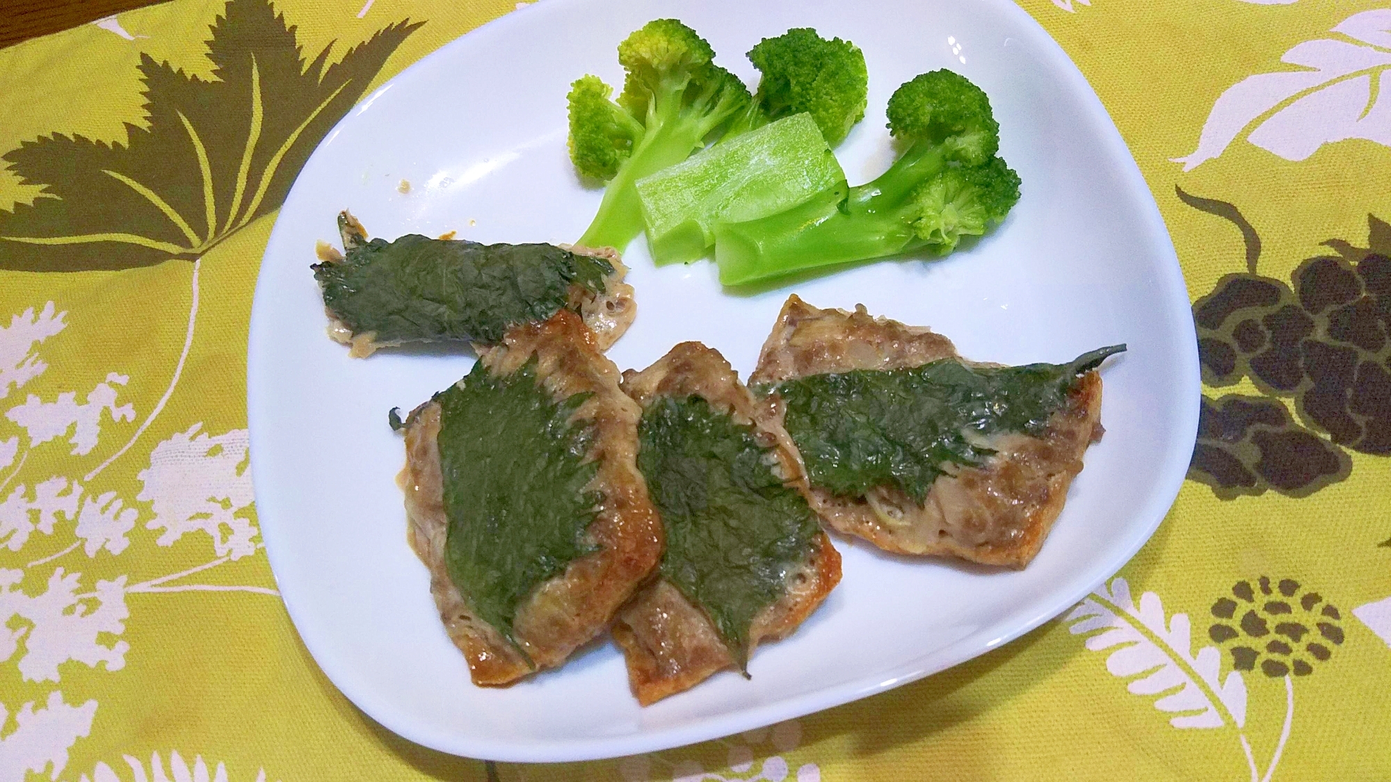 合挽・大葉・おだしがしみた油揚げでバーグ風