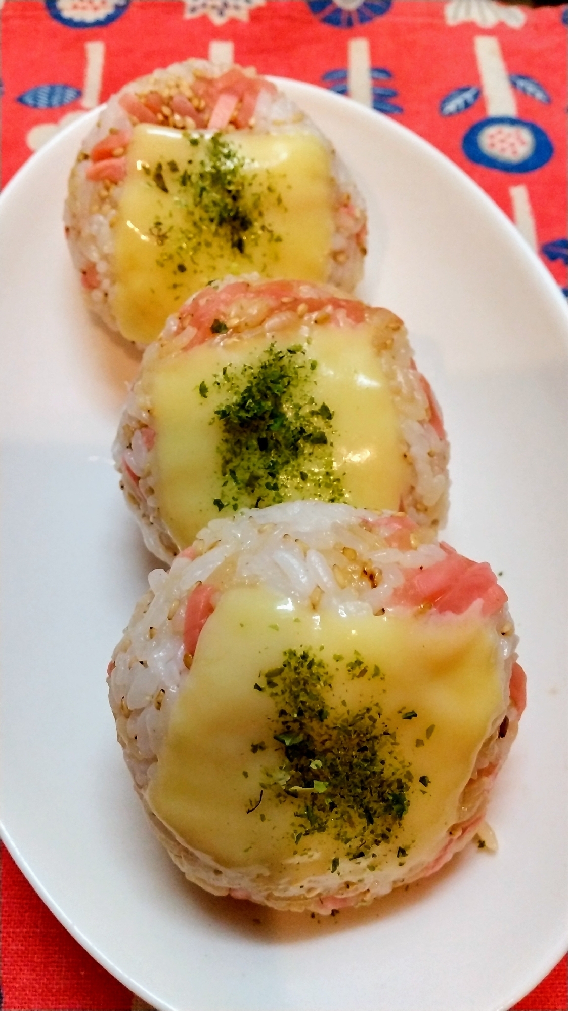 軽食やお弁当に チーズと紅生姜のおにぎり レシピ 作り方 By ともトマトマト 楽天レシピ