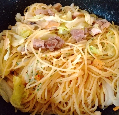 ランチにしたくて作らせて頂きました♥️せっかくペペロンチーノの素を使うので、パスタの麺も入れちゃいました♫(*´∇｀)ボリュームたっぷりのランチになりました♥️