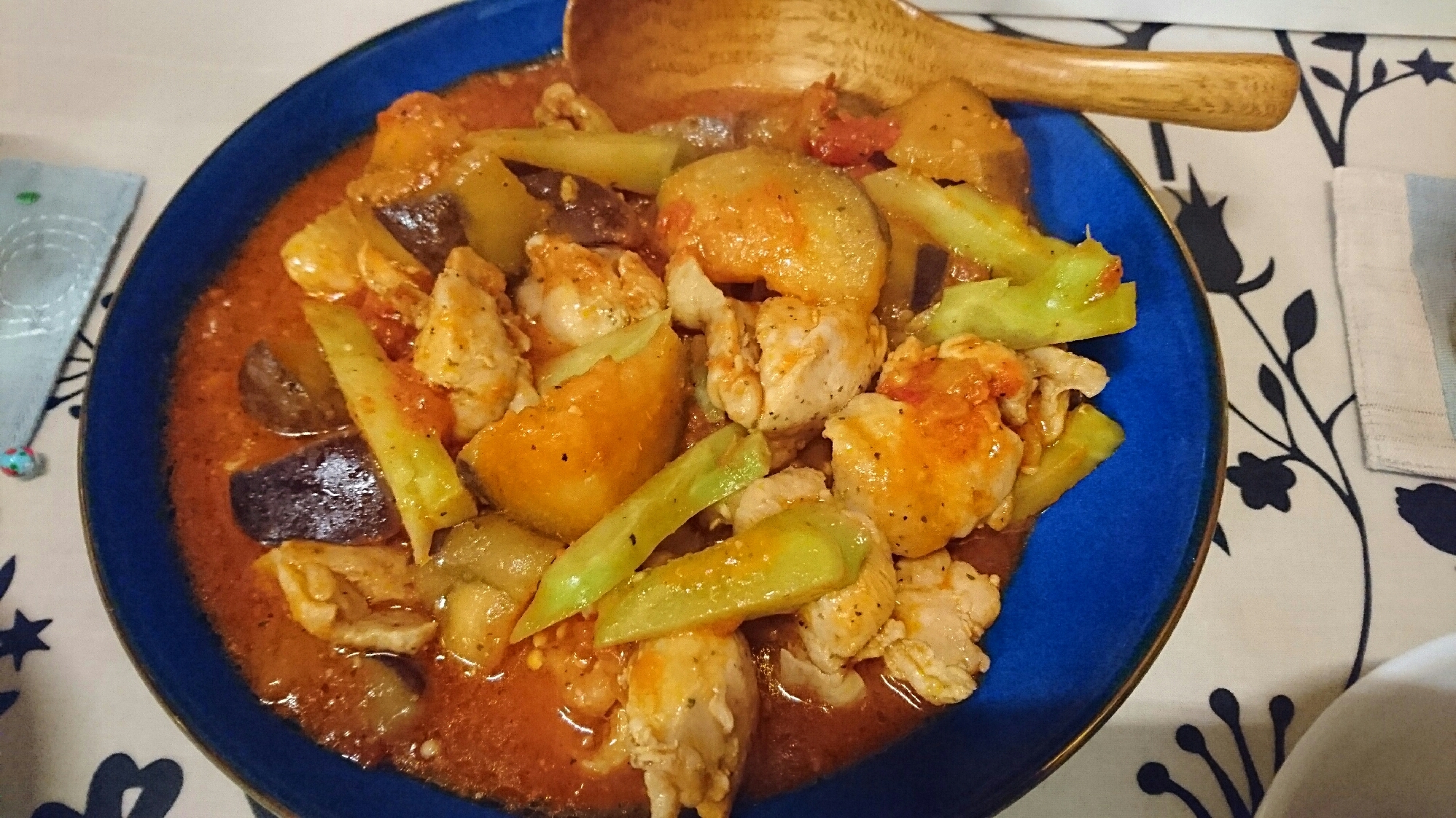 夏を感じる！鶏肉とナスのトマト煮込み