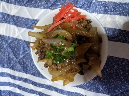 牛スジと玉ねぎの丼