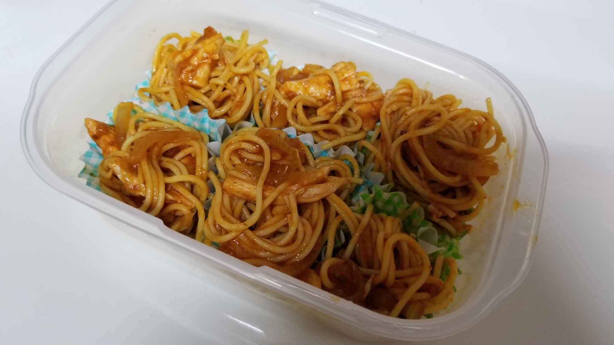 トマトピューレで玉葱と鶏のミートソーススパゲッティ