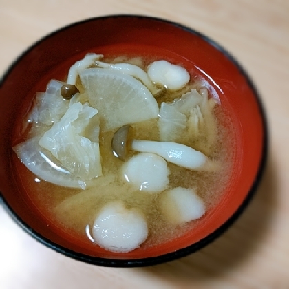 もち麩キャベツ大根しめじ味噌汁