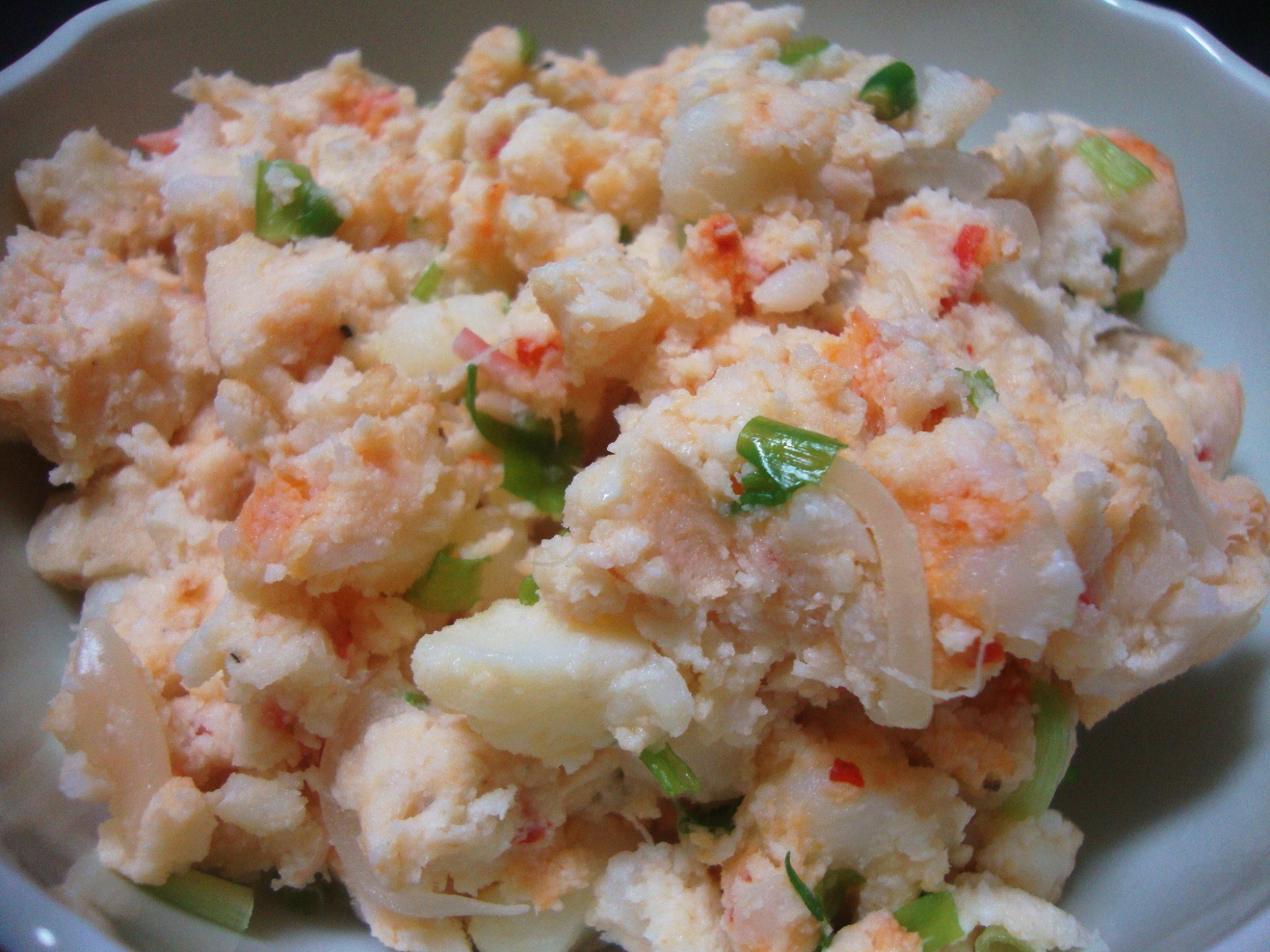 器に盛られたかんずりポテサラ