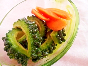 器に盛られたゴーヤのビール漬け