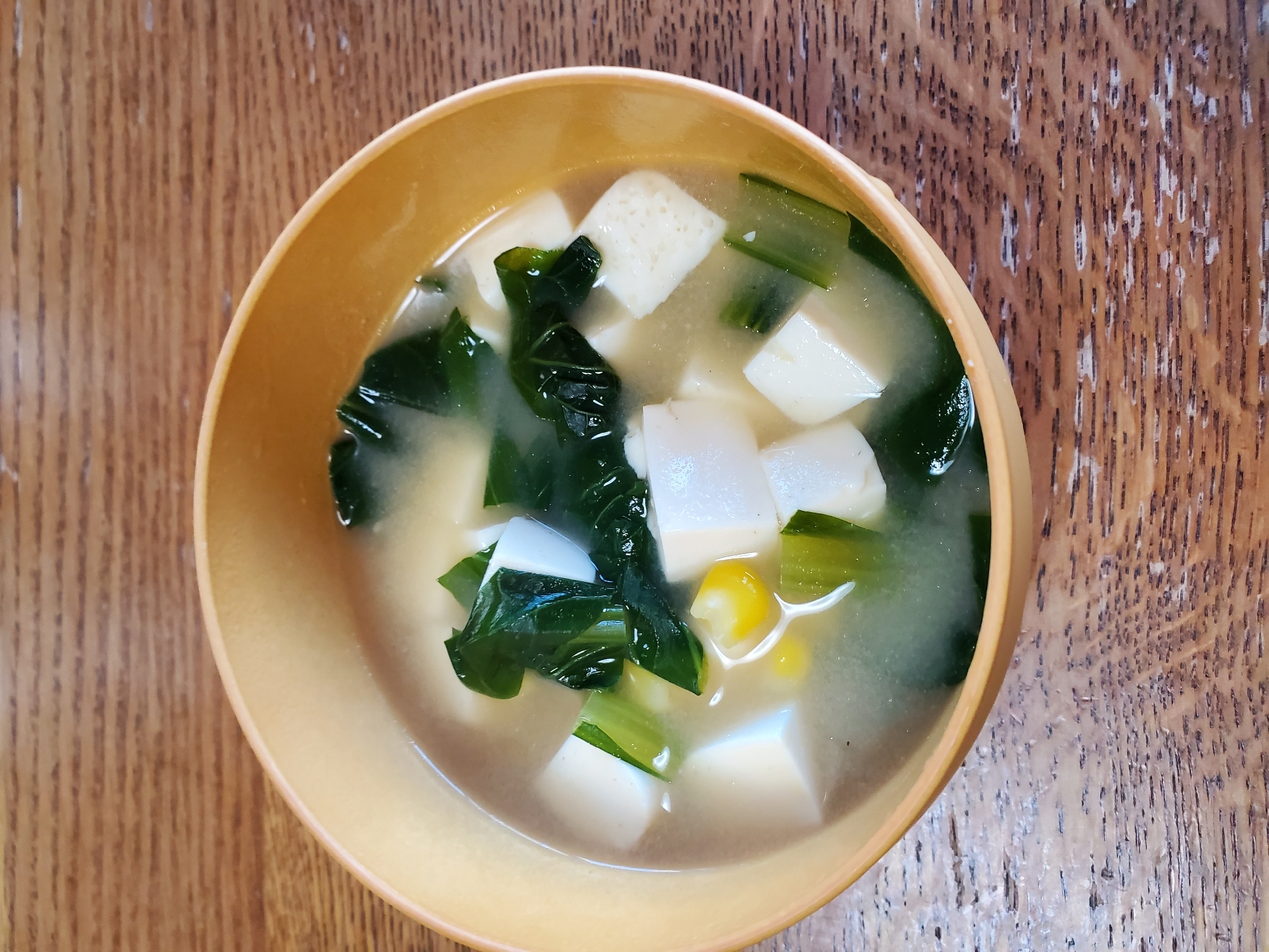 小松菜とコーンと豆腐のお味噌汁