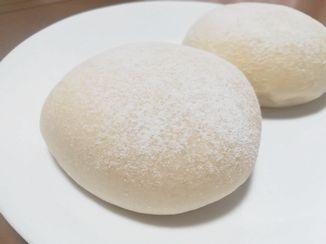 ふんわりやわらかな白いクリームパン