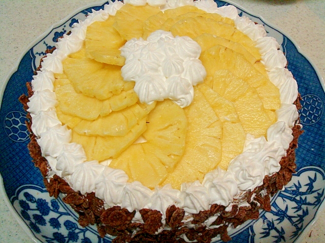 パイナップルのデコレーションケーキ