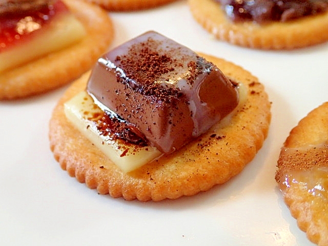 チーズとミルクチョコと珈琲の焼きリッツ