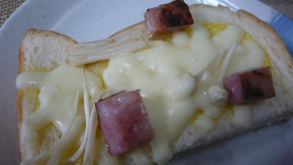 mimi2385ちゃん、こんにちは・・・・朝食に、エノキ、グルメイドハム、ピザ用チーズで作りました。とても美味しかったよ。(#^.^#)