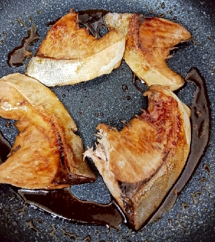 簡単レンジのみ⭐︎甘辛タレが絡む！ブリの照り焼き