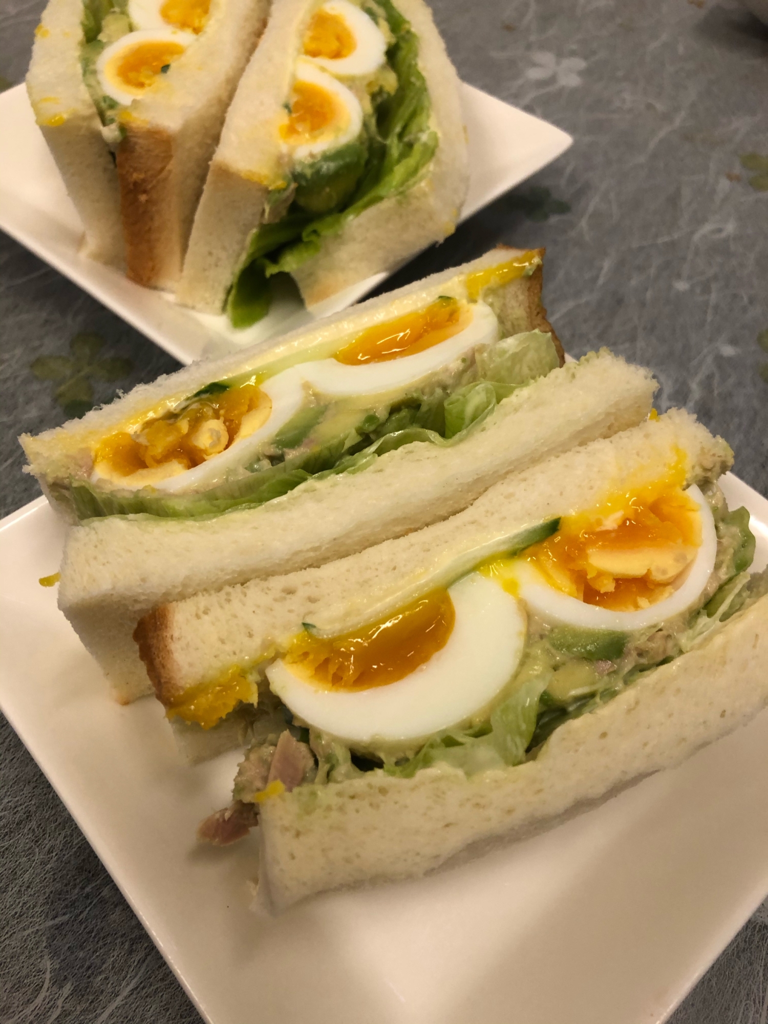 お弁当、おもてなしに!半熟卵のアボカドサンドイッチ