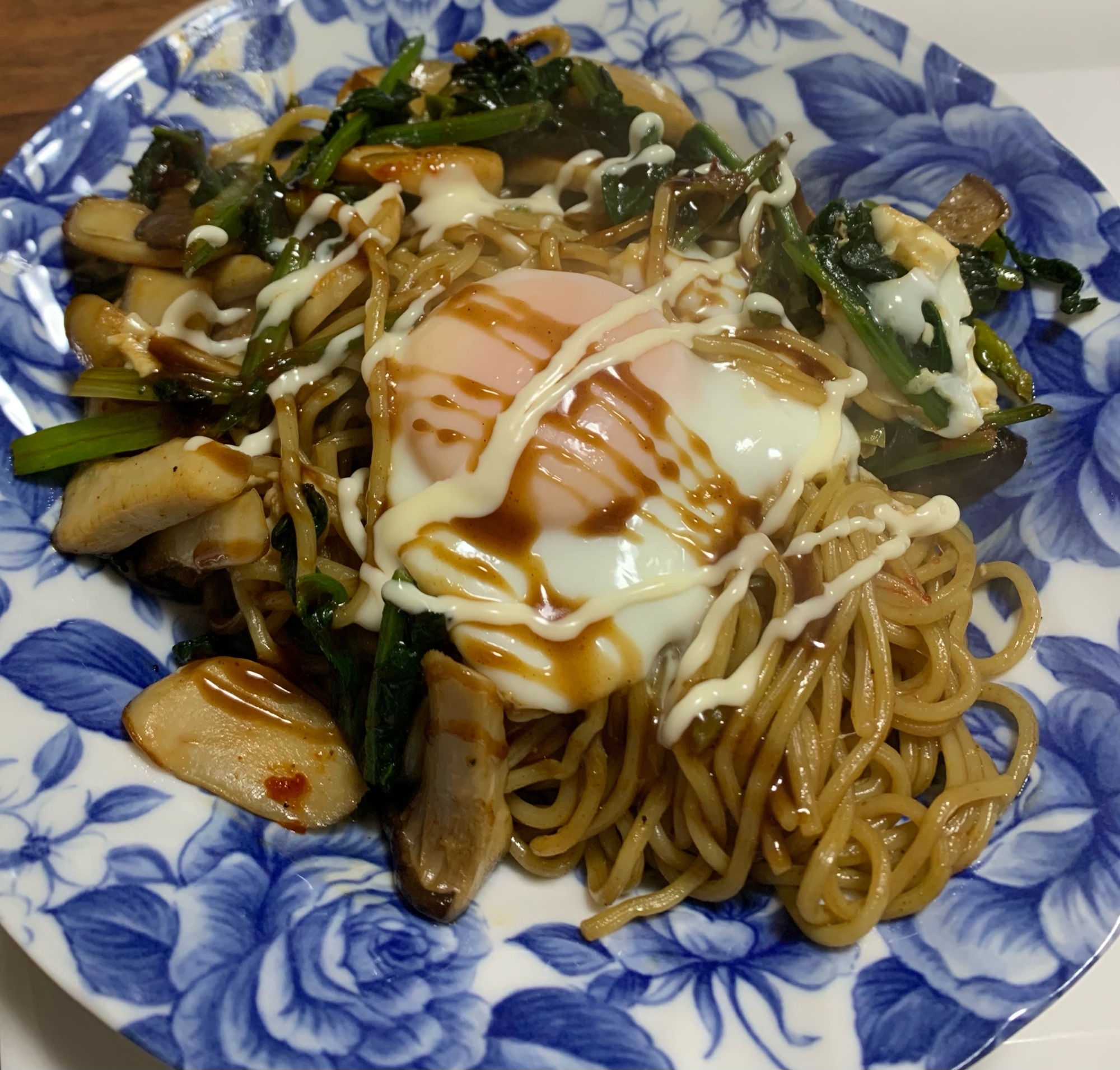 ほうれん草とエリンギの目玉焼きのっけ焼きそば