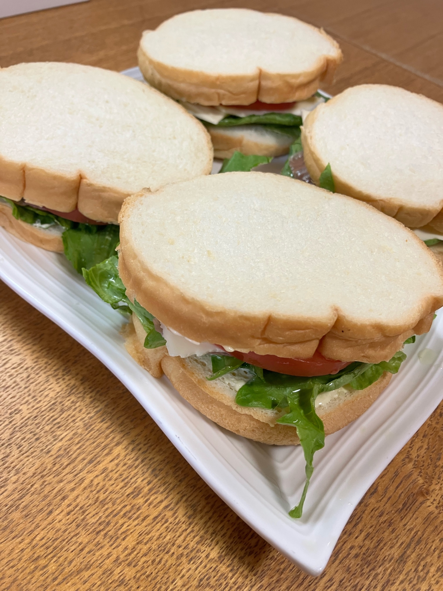 ハムロールパンで作るサンドイッチ