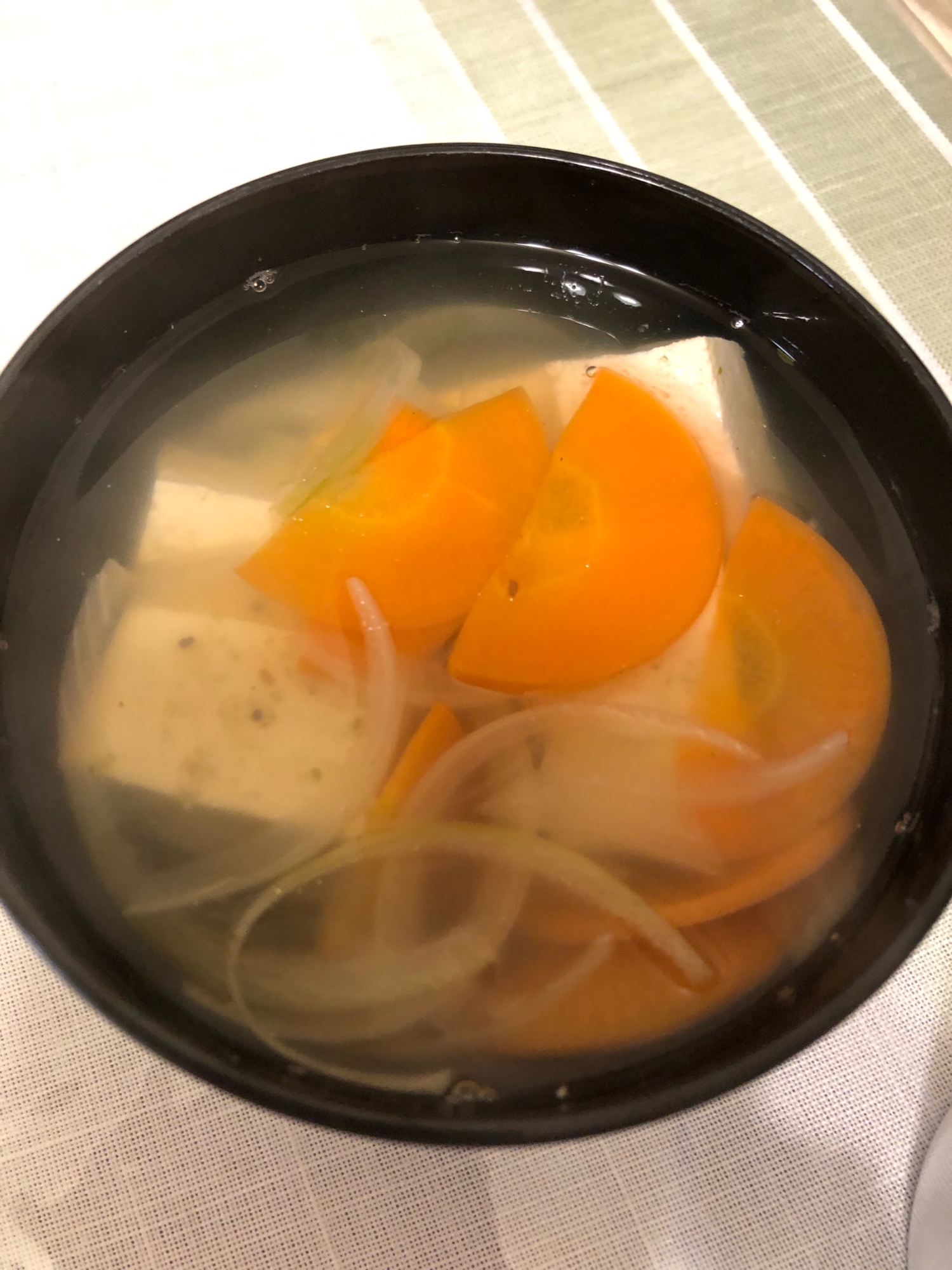 にんじんと玉ねぎと豆腐のお吸い物