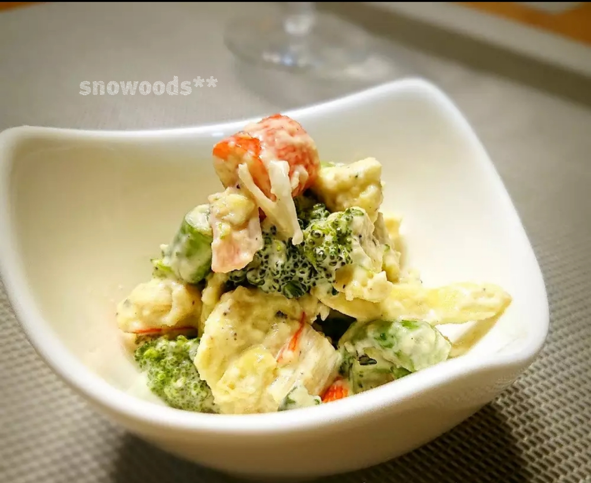 アボカドとブロッコリー、カニかまのわさびマヨサラダ