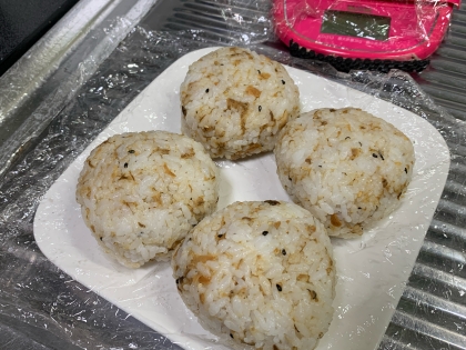 鯖缶を炒めることによってより混ぜ込みおにぎりに適した細かさに…味の追加も容易ですねゴマも香ばしいっ！常備缶だし安いしいいこと知れたよナイスアイデアドウモゴチ様！